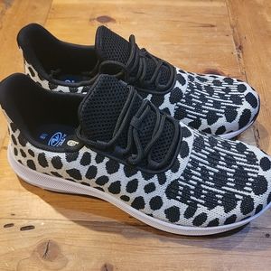 BN tennis shoes  leopard